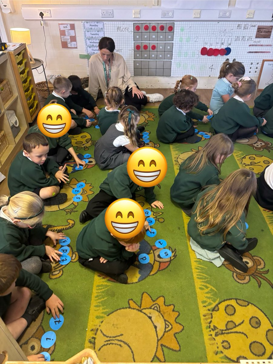 weaverhamschool's tweet image. This morning in English we mixed phonics with learning. The characters in the story ended up visiting a bubbly lake and some of the bubbles were in our classroom! We had to spot the sounds and even made some words. Great work 😁