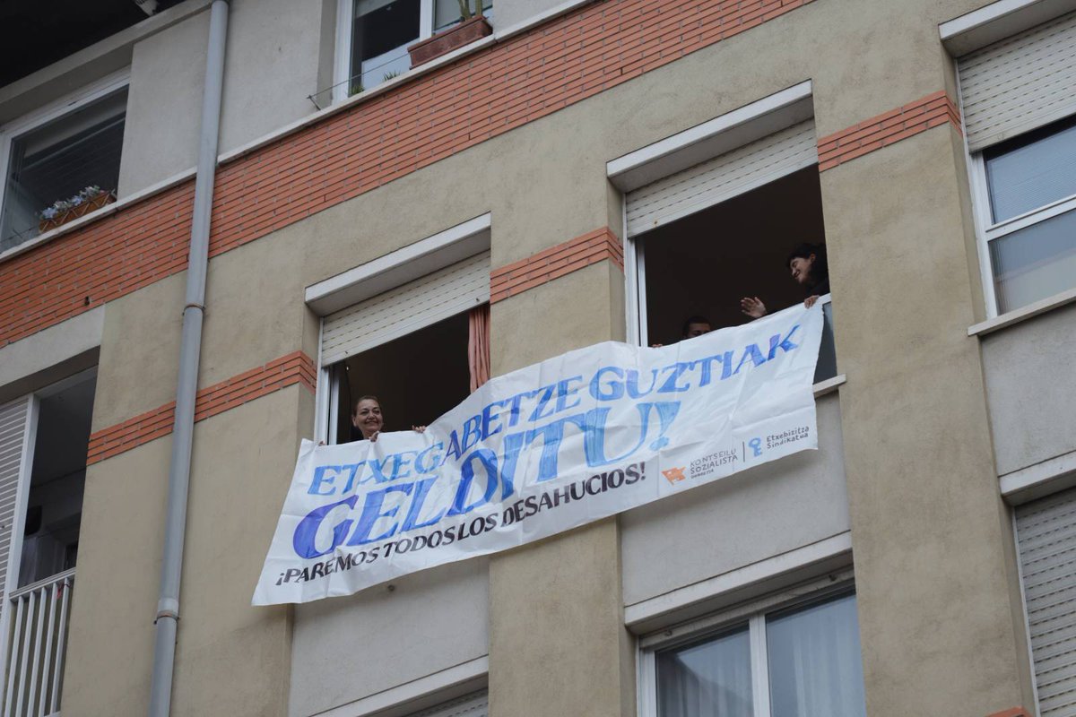 GedarLangileKZ's tweet photo. Donostian, etxegabetze bat gelditzea lortu du bertako Etxebizitza Sindikatu Sozialistak

Kaleratzearen aurka mobilizatu den jendea ikusita, desalojoa bertan behera uztea erabaki du segizio judizialak

@Kontseilua_Don @EtxeSindikatua 

🔗 https://t.co/lIjeg5pxp4 https://t.co/B258fcWaj8