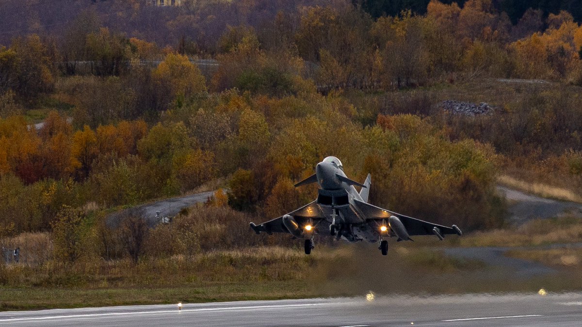 DefenceOps's tweet photo. Cold skies. Hot jets. Typhoons on task. ❄️🔥

Typhoons from @raflossiemouth are delivering air support in 🇳🇴Norway’s High North on Ex TARASSIS, proving ability to respond fast, anywhere.✈️
 
🌍The @JEFnations showing the best of #PhoonFriday power across multi-domain operations💪 https://t.co/6SndnR3E7c