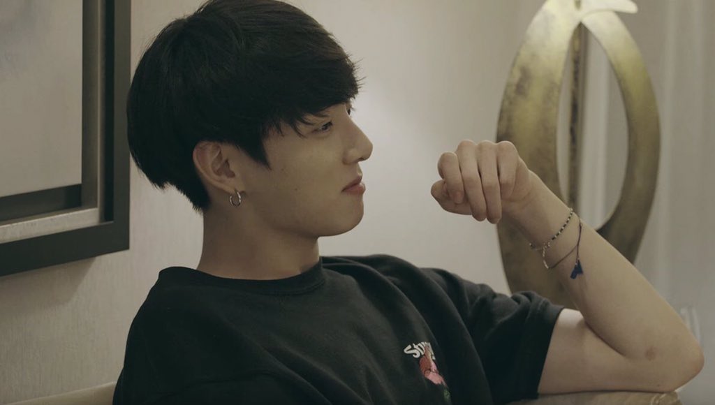 the bracelet looks pretty on him :(