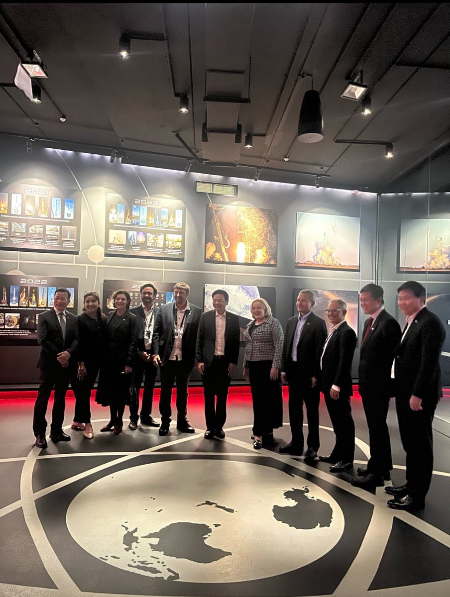 $RKLB 🇸🇬 Singapore Prime Minister Lawrence Wong and Defence Minister Chan Chun Sing visited Rocket Lab in Auckland, accompanied by New Zealand’s Minister of Defence and Minister for Space Judith Collins.

The delegation toured Rocket Lab’s manufacturing and mission control