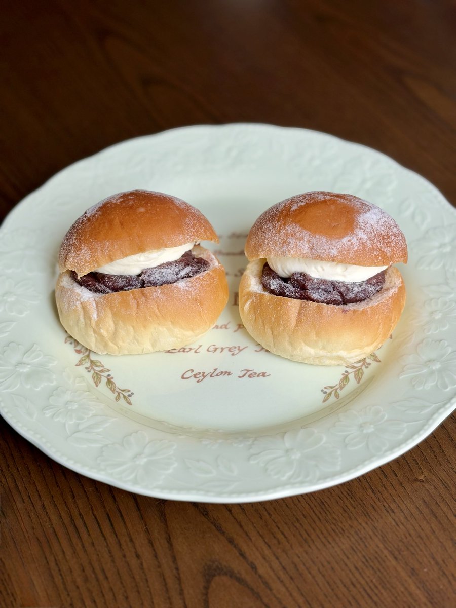 poppo796's tweet image. 昨日モンブランと一緒に美味しそ〜🤍って手に取ったぎっしり純生クリームあんぱん🍞🫘🤍
生クリームがミルキー感たっぷり🤍✨
ほくほくの甘い粒あんとふっくらしたパンとの相性とっても良くてぺろり🫘💕
成城石井スイーツ美味しいなぁ〜🤍
#成城石井 #スイーツパン