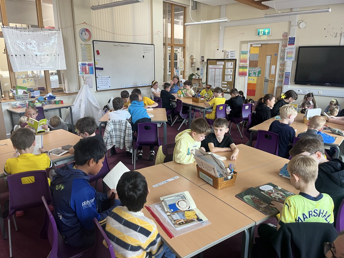 3HA and 5H loving paired reading this morning. #helloyellowday #Happy