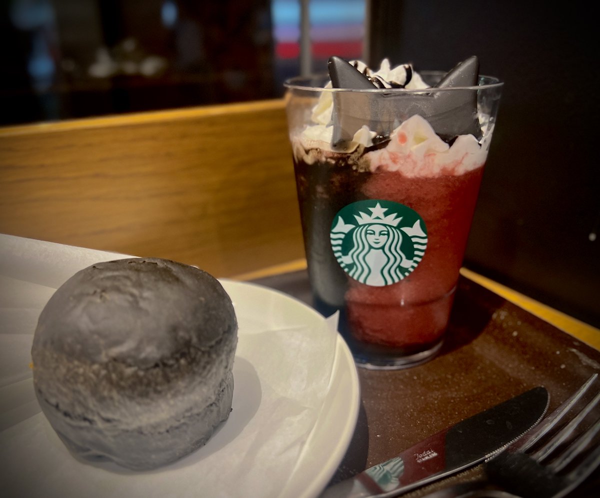samme20221109's tweet image. ふふ(˘ω˘ ≡ ˘ω˘)
黒猫フラペチーノと、ハロウィンチョコベリーデニッシュ

食べてる最中にデニッシュを途中でフラペチーノのホイップを乗せて味変できることに気づいた🤤