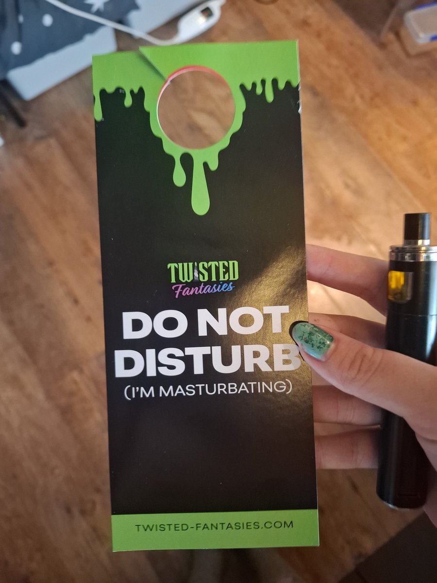theIastbraincel's tweet photo. Genuinely going to use this for when I'm filming 😂💚 https://t.co/CaAn3lg3zM