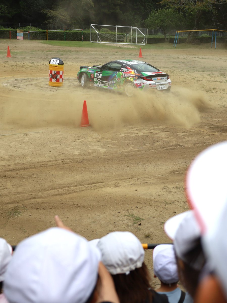 tokai_kisya's tweet image. 岡崎市を含む愛知・岐阜両県内で11月に開かれる世界ラリー選手権を前に、10月10日、岡崎市立夏山小学校でラリードライバーによる特別授業が行われました。９月の全日本ラリー選手権で優勝した同市在住の山本悠太選手が、校庭で高度な技術を披露しました。
＃東海愛知新聞
＃岡崎市
#ラリージャパン
