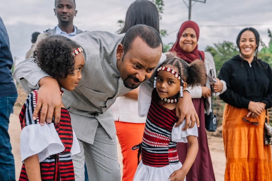 ETEmbassyPEK's tweet photo. After inaugurating model rural villages in the Halaba and Kembatta zones on Wednesday, Prime Minister @AbiyAhmedAli continued the program today by handing over houses in the Hadiya and Silte zones.

@PMEthiopia

#ruralact25 https://t.co/hli229gvVy