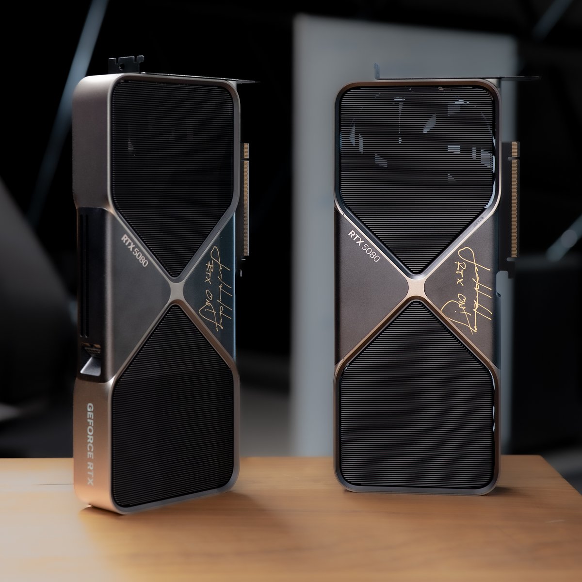NVIDIAGeForceDE's tweet image. 🟢 GEFORCE DAY IST ZURÜCK 🟢

Zur Feier verlosen wir ZWEI GeForce RTX 5080 Founders Edition GPUs, signiert von NVIDIA CEO Jensen Huang.

Du willst eine? Kommentiere „GeForce Day“ für deine Gewinnchance &amp;amp; bleib dran für mehr!