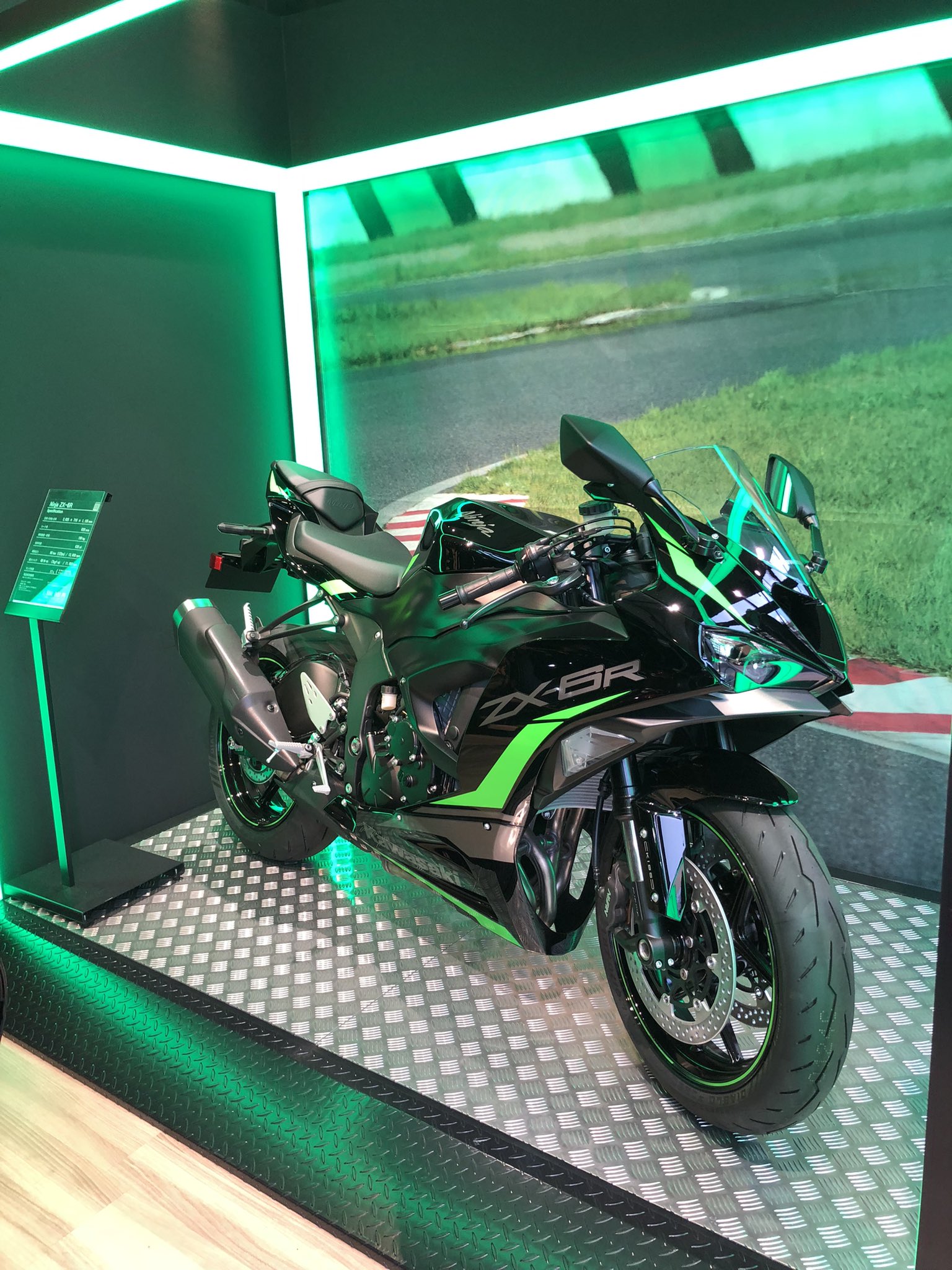 専用　参考写真 カワサキからレース専用モデル「Ninja ZX-6R」11月1日（金）より