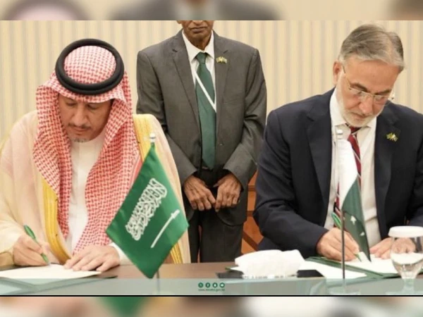 PositiveWatan2's tweet image. پاکستان،سعودی عرب معاہدہ: کرپشن اور منی لانڈرنگ کے خلاف تاریخی اقدام 🇵🇰 🇸🇦

پاکستان اور سعودی عرب نے بدعنوانی، منی لانڈرنگ اور غیر قانونی اثاثوں کی واپسی کے لیے تاریخی معاہدہ طے کر کے شفافیت و احتساب کے نئے باب کا آغاز کر دیا۔
یہ معاہدہ نیب اور سعودی اتھارٹی نزاہہ کے درمیان…