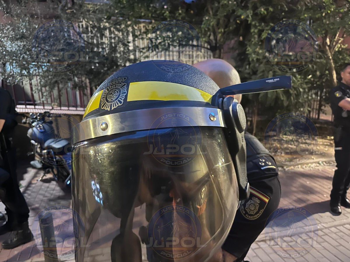 Que durante una intervención de la #UPR un enajenado pueda clavar un cuchillo en el casco de dotación de un compañero deja de forma manifiestamente clara varias deficiencias MUY GRAVES…

•El casco actual no cumple  con las exigencias mínimas.

•Es necesario y URGENTE dotar de