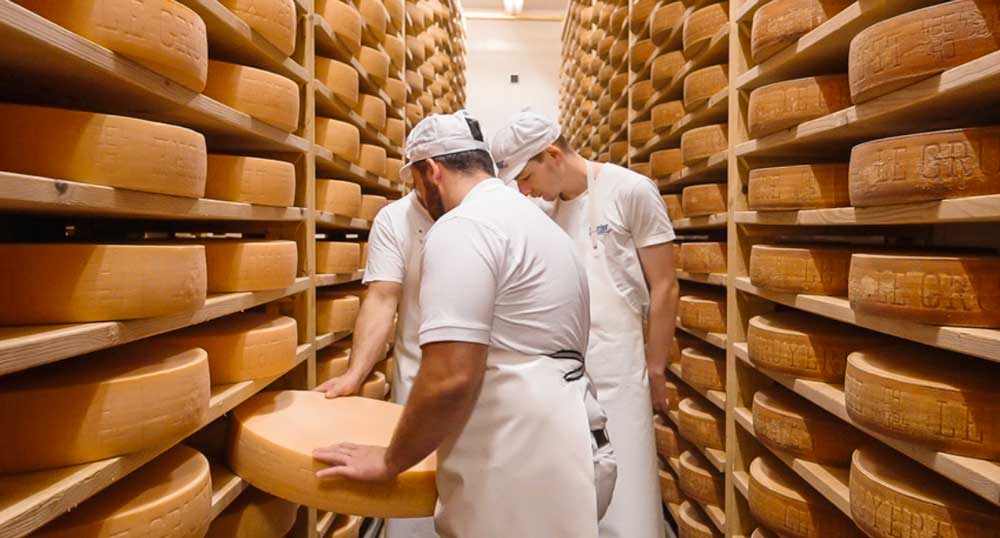 El queso suizo, Le Gruyère AOP de Neuchâtel, fue elegido como mejor queso del mundo en el  prestigioso certamen internacional Mondial du Fromage, celebrado en Tours (Francia)
#cheese #queso #losfoodistas #gastronomia