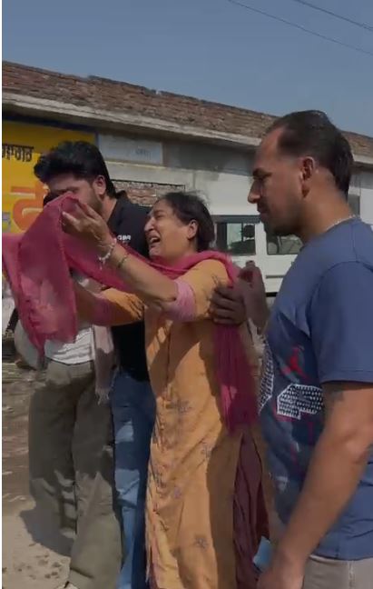 jammukesari's tweet photo. वरिंदर घुम्मन की अंतिम यात्रा दौरान फूट-फूट कर रोया परिवार, देखें तस्वीरें
#BreakingNews #RIP #VarinderSinghGhuman #RIPVarinderGhuman #IndianBodybuilder #Bodybuilder #RestInPeace #LastRide #FitnessCommunity #HeartAttack #FinalJourney #Tribute #PunjabNews #PunjabKesari https://t.co/5ai3hcjEzt