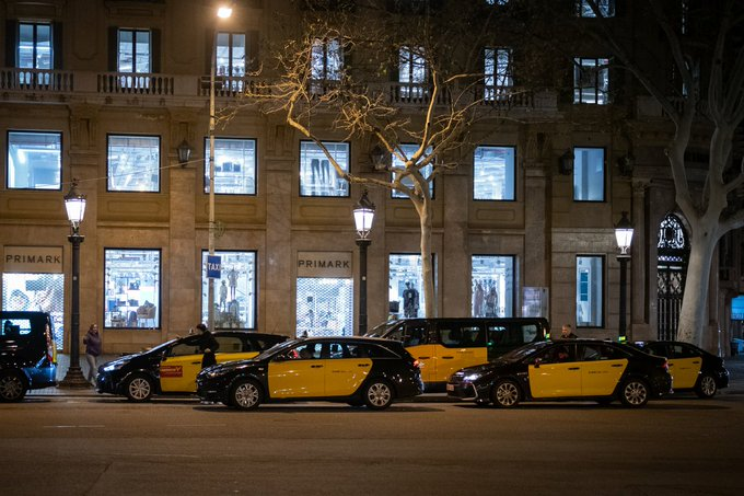 Quins suplements et poden cobrar al #TaxiMetropolità? 

➡️ Origen/destinació Aeroport del Prat o Moll Adossat
➡️ Origen Estació de Sants o Fira de Gran Via
➡️ Vehicle ocupat per 5-8 passatgers
➡️ Nits especials: Sant Joan, Nadal i Cap d'Any

Són els únics aprovats oficialment!