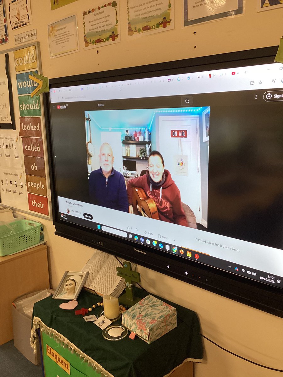 HolyFamilyYear2's tweet photo. Year 2 are ready for the LIVE with Dan &amp; Emily! #OneLifeMusic #CSTHFB10 #Jubilee #Hope #Autumn #MonthOfOctober https://t.co/QzDlPs067R