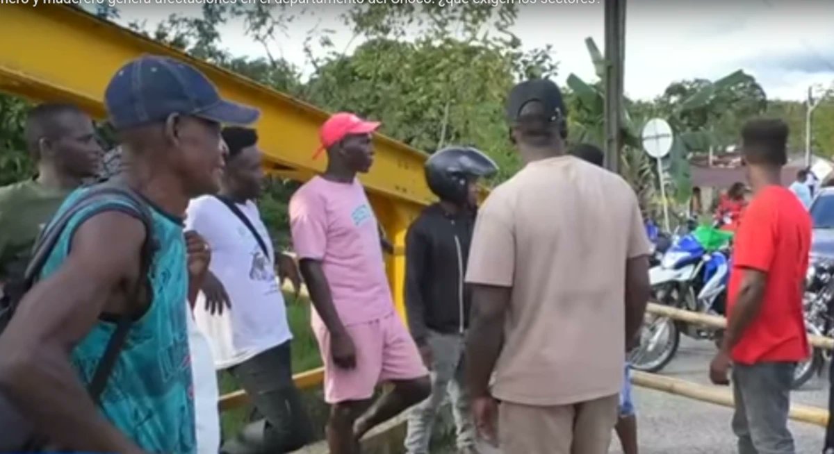 Mineros en paro y los camioneros parados y preocupados ecos1360.com/mineros-en-par… <a href="/Gob_Risaralda/">Gobernación de Risaralda</a> <a href="/mindefensa/">Mindefensa</a> <a href="/PoliciaColombia/">Policía de Colombia</a>