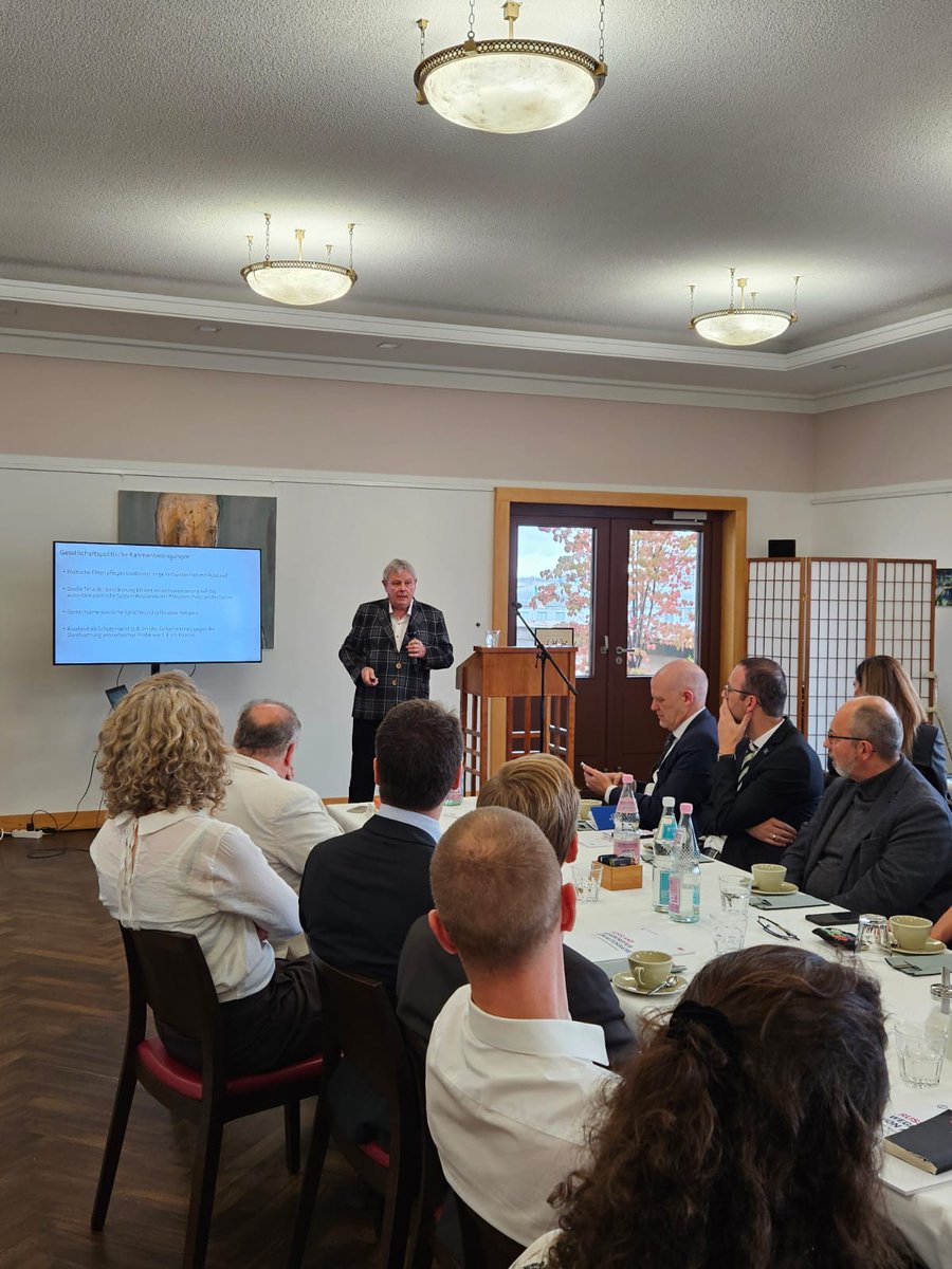 Meinungsaustausch und Diskussion mit Botschaftern aus der  Region, Diplomaten und Experten im AA in Berlin über die  toxische russische Propaganda. Sie begreift den Balkan als  Trainingsfeld zur Entwicklung von Techniken zur Desinformation, die in Osteuropa angewendet werden.