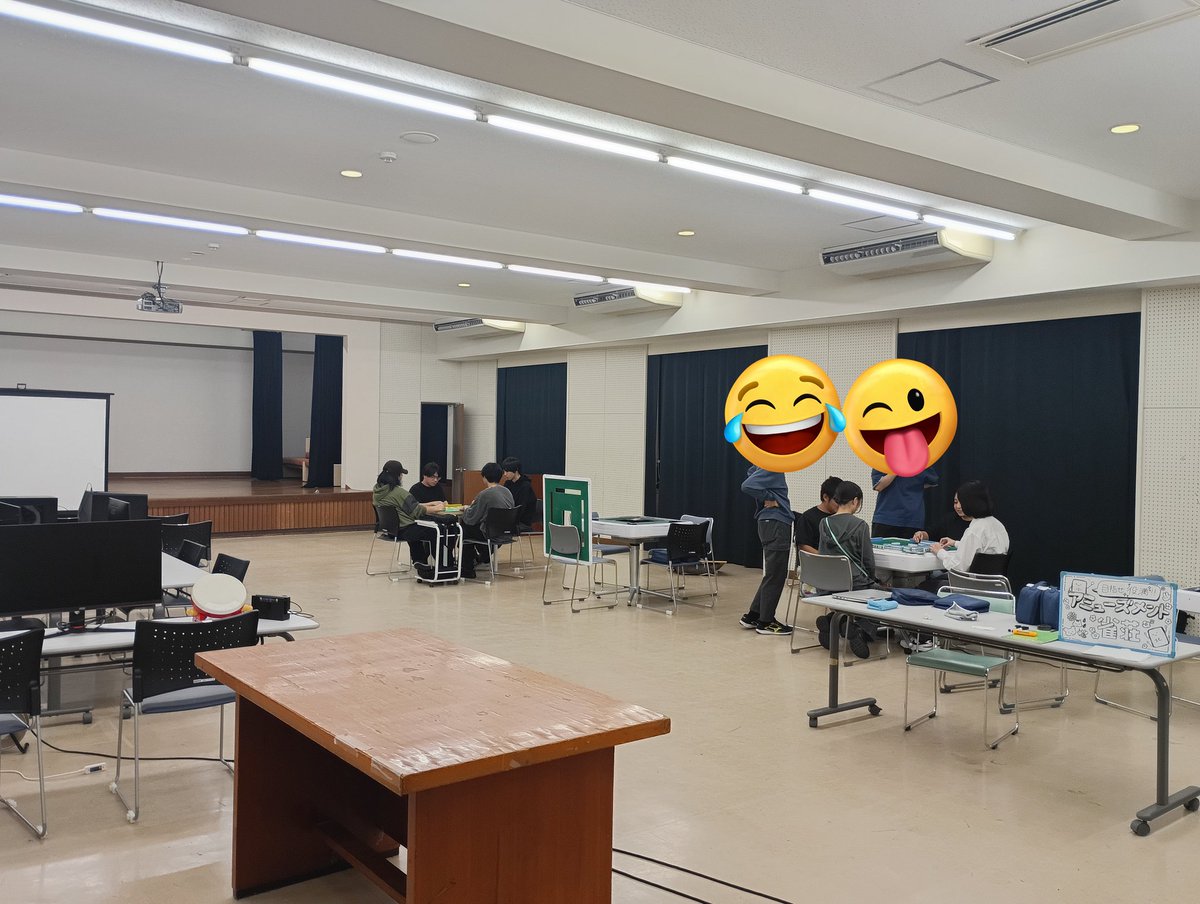 無事設営完了しました！
競技麻雀研究会によるアミューズメント雀荘、今年は大学会館1Fの大集会室でお待ちしています！
今年は知らない人ともお友達とも打てるように運営致しますので気軽にお越しください✨
初心者用の麻雀教室も随時開催しています！
