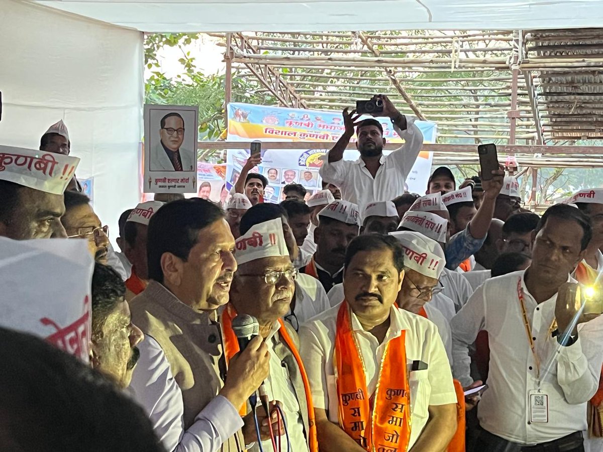 MPLodha's tweet image. 📍 आझाद मैदान, मुंबई
कुणबी समाजाचे बांधव आरक्षणावरून आझाद मैदान येथे आंदोलन करत असताना माननीय मुख्यमंत्री श्री. देवेंद्रजी फडणवीस यांच्या मार्गदर्शनानुसार आंदोलनकर्त्यांची भेट घेतली होती.
त्यांच्या मागण्या ऐकून घेतल्या आणि मुख्यमंत्री स्वतः या विषयावर सविस्तर चर्चा करून न्याय्य…