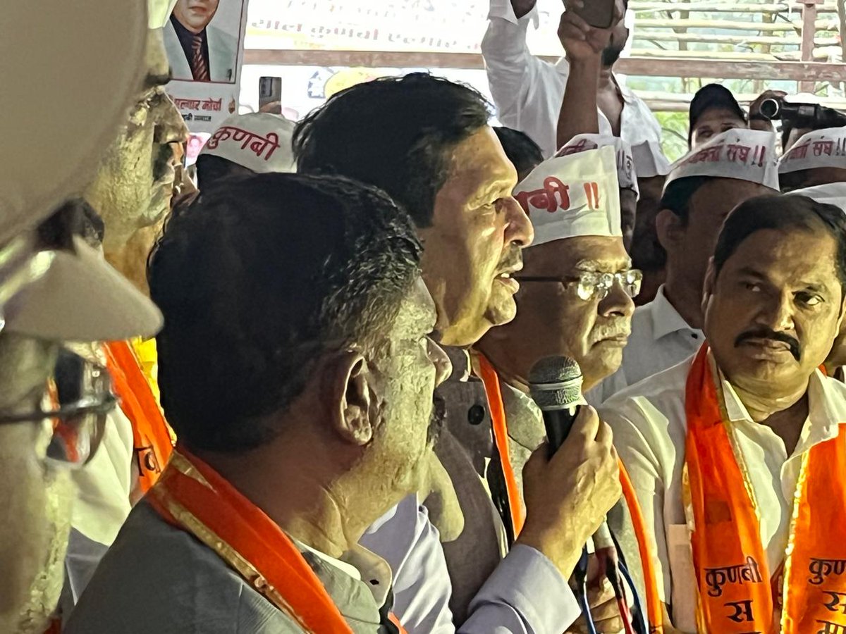 MPLodha's tweet image. 📍 आझाद मैदान, मुंबई
कुणबी समाजाचे बांधव आरक्षणावरून आझाद मैदान येथे आंदोलन करत असताना माननीय मुख्यमंत्री श्री. देवेंद्रजी फडणवीस यांच्या मार्गदर्शनानुसार आंदोलनकर्त्यांची भेट घेतली होती.
त्यांच्या मागण्या ऐकून घेतल्या आणि मुख्यमंत्री स्वतः या विषयावर सविस्तर चर्चा करून न्याय्य…