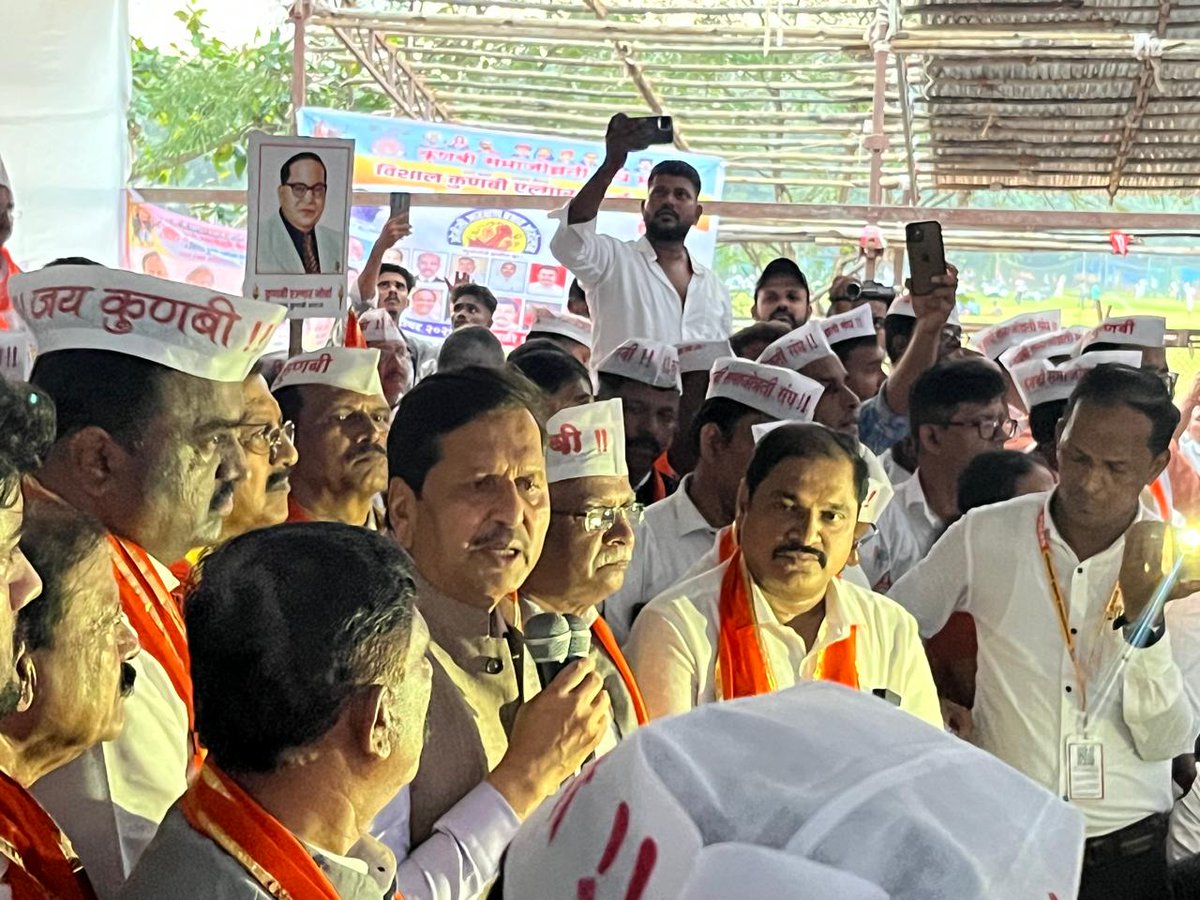 MPLodha's tweet image. 📍 आझाद मैदान, मुंबई
कुणबी समाजाचे बांधव आरक्षणावरून आझाद मैदान येथे आंदोलन करत असताना माननीय मुख्यमंत्री श्री. देवेंद्रजी फडणवीस यांच्या मार्गदर्शनानुसार आंदोलनकर्त्यांची भेट घेतली होती.
त्यांच्या मागण्या ऐकून घेतल्या आणि मुख्यमंत्री स्वतः या विषयावर सविस्तर चर्चा करून न्याय्य…