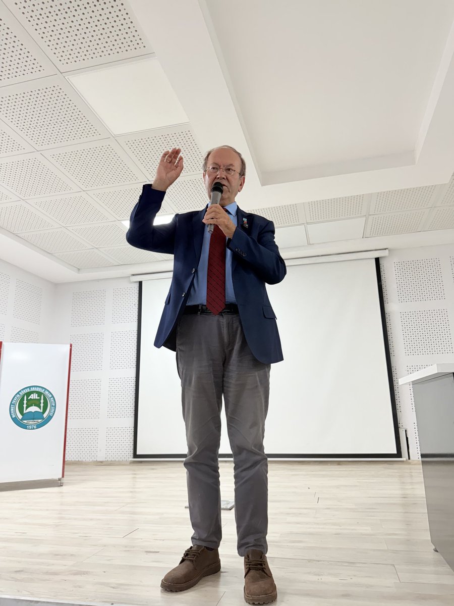Ben Yusuf Kaplan’ı neden seviyorum biliyor musunuz, çünkü o, bu ülkenin gençlerinin size ihtiyacı var dediğiniz her yere koşa koşa geliyor, gençlerin hangi şehirde, köyde yaşadığının, hangi görüşte olduğunun önemi yok. Doğunun ücra yerlerine bile gittik hocamla, bir günde birden
