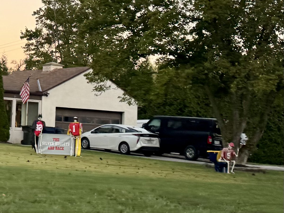 When the neighborhood Halloween skeleton competition takes a turn for the serious!  😳🤣 #HappyHalloween #Travel #Tourism