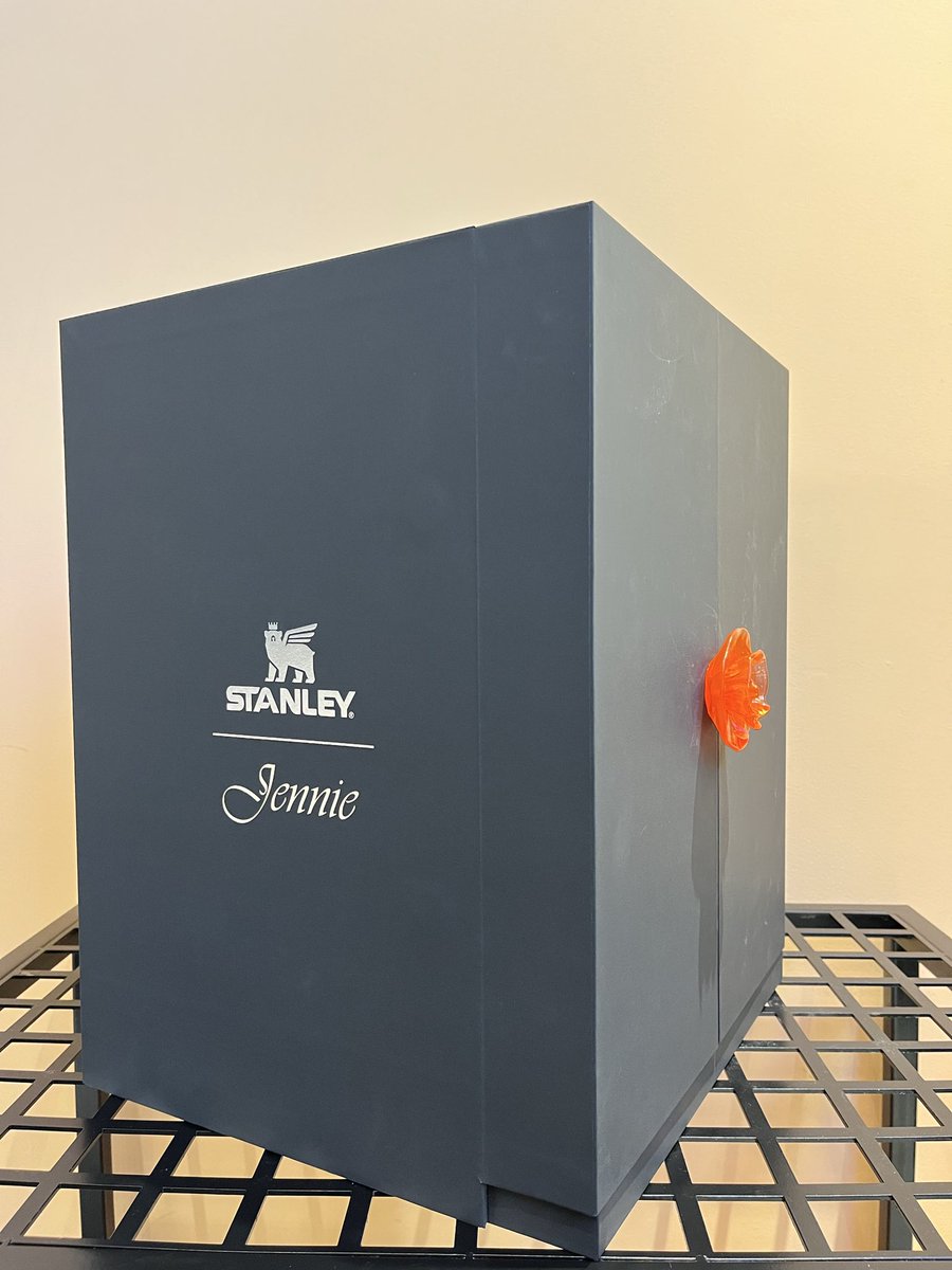 riangstore's tweet photo. WTS // Want To Sale
PR PACKAGE (BOX ONLY) STANLEY X JENNIE 
Tags : Jennie stanley1913 stanley #zonauangᅠᅠ  #zonajajan https://t.co/nykUR5EB94