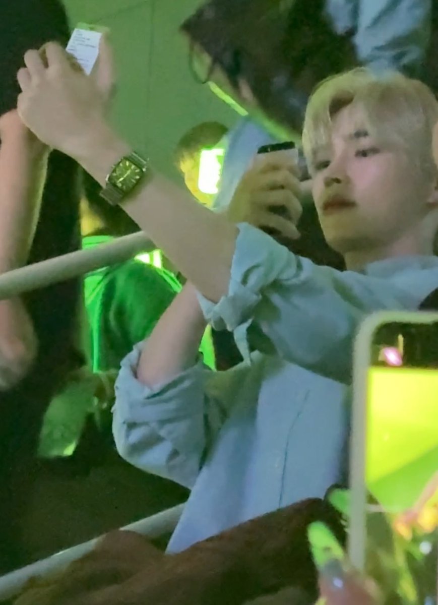 깔롱지게 입고 콘서트 간 성한빈이 하는일:
공기계꺼내서 티켓사진찍기