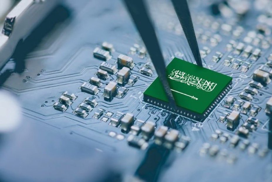 #خواتيم_الفخر 🇸🇦

🚨 الكل قرأ الخبر:

📰 Wall Street Journal
السعودية 🇸🇦 والولايات المتحدة 🇺🇸 تحرزان تقدّمًا في صفقة “الرقائق الذكية”.

لكن قليلين فقط فهموا عمق ما وراء الخبر… وهو أن هذه ليست صفقة “أجهزة إلكترونية”… بل اتفاق يمسّ العقل الصناعي الذي يُدير عالم اليوم من ChatGPT