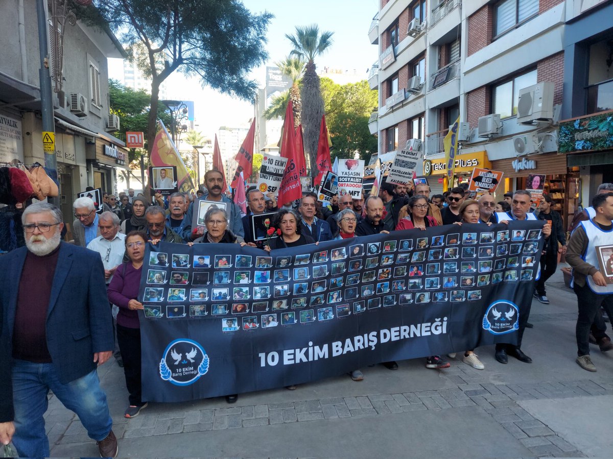 📍İzmir
10 Ekim Gar Katliamı'nın 10. yılında anma ve yürüyüş etkinliğine katıldık. Ülkeyi zifiri karanlığa boğmak ve korku iklimini oluşturmak adına IŞİDçileri meydanlara salanlar, bu katliamın asıl sorumlularıdır. 10 Ekim'de hayatını kaybeden 103 karanfile sözümüz devrim olacak!