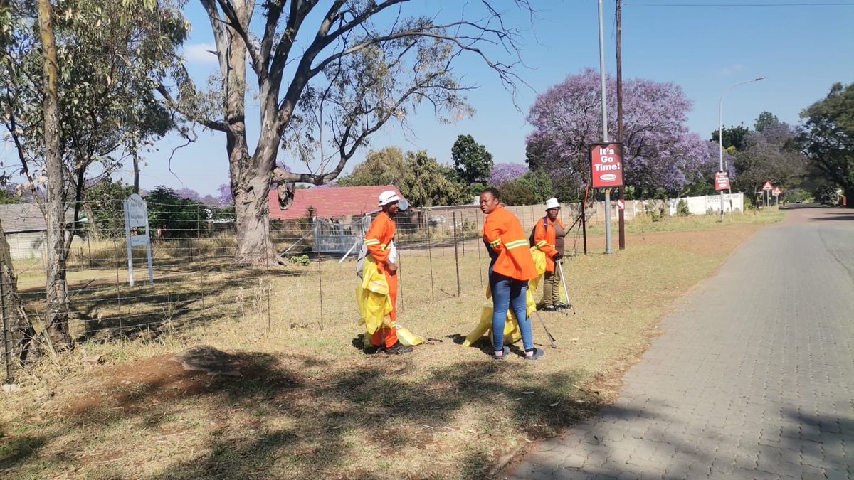 nasiphim's tweet photo. We are in Cullinan for #ReASpana today. By-law enforcement, road markings maintenance, repairing of streetlights and clearing of debris from public spaces. @CityTshwane https://t.co/bhz80yj5E4