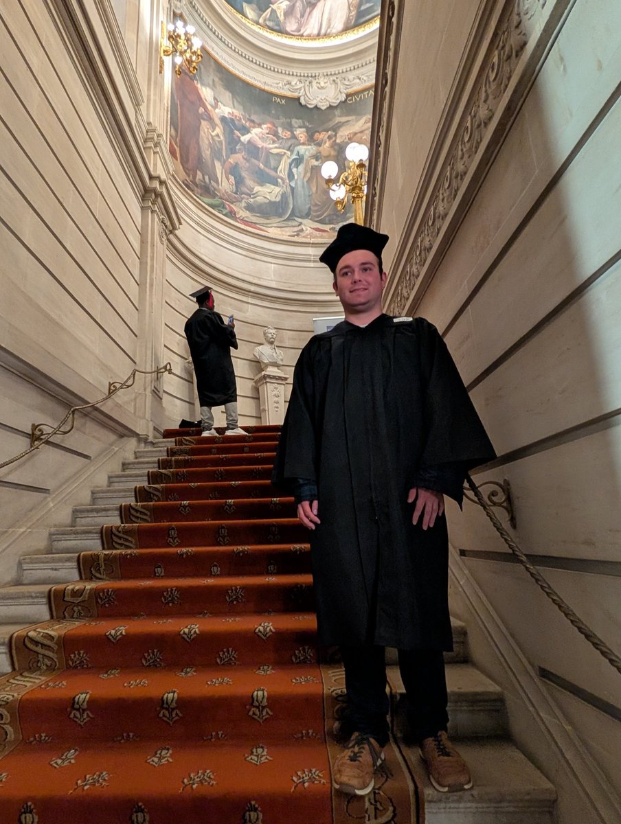 🎓 𝗚𝗿𝗮𝗱𝘂𝗮𝘁𝗶𝗼𝗻 𝗰𝗲𝗿𝗲𝗺𝗼𝗻𝘆: 𝗣𝗵𝗗 𝗶𝗻 𝗽𝘂𝗯𝗹𝗶𝗰 𝗵𝗲𝗮𝗹𝘁𝗵 

Yesterday was my official graduation ceremony from ULB, in the heart of Brussels on the Grand Place. ✨

Thankful for everyone who’s been part of this journey — and thinking of my mom, who’s no