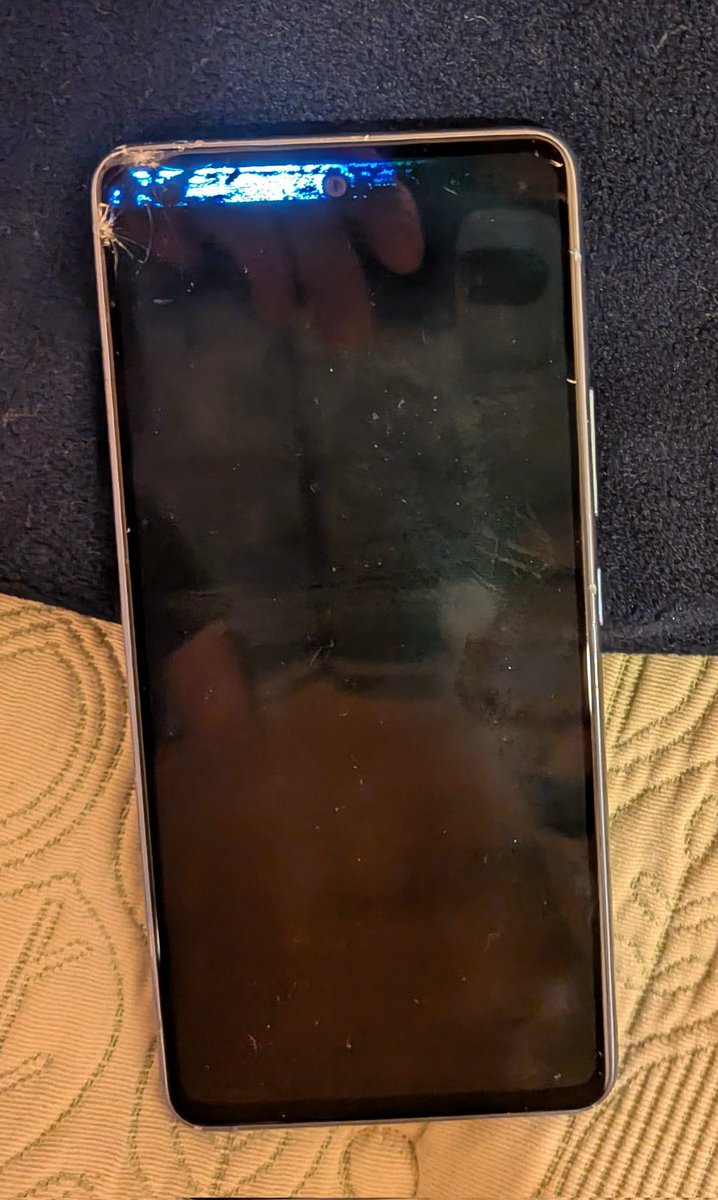 昨日❢携帯をコンクリートの道路へ落として、壊しました❢ ケースにも