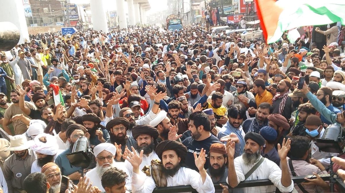 peer_qazi's tweet image. یا بزمِ جہاں مہکائیں گے
 یاخوں میں نہا کر دم لیں گے۔
 #TLPMarchForPalestine