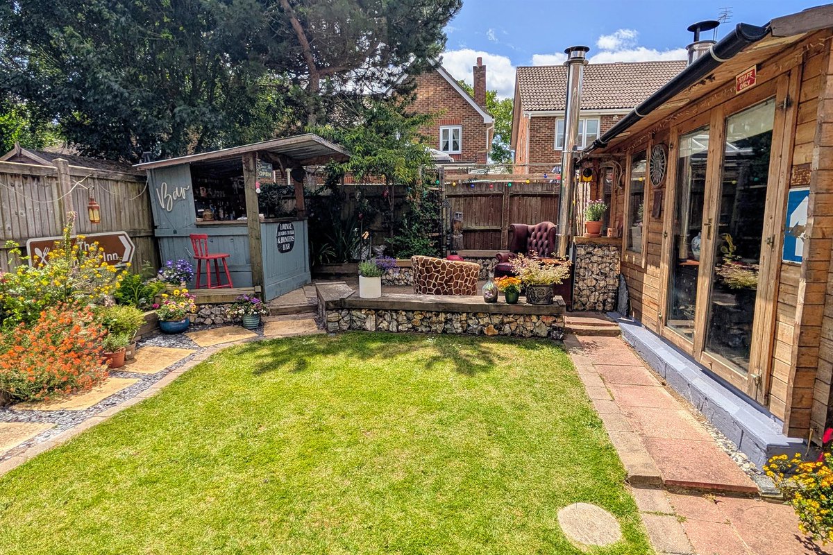 A modern four bedroom detached family #home located within a popular development within the much requested village of #Funtley near #Fareham.

Info- pearsons.com/properties/roe…

Call Pearsons Estate Agents Fareham office 01329 288241