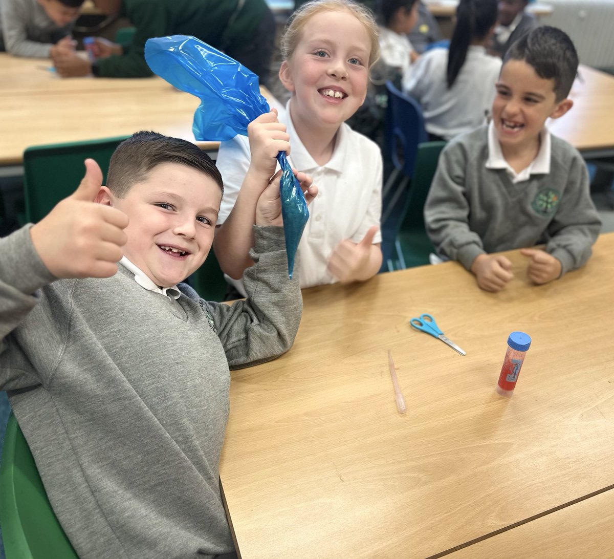 ManorParkSchSM1's tweet image. More pictures from today’s science workshop!🧫🥼 
#weareLEO #MPPAscience