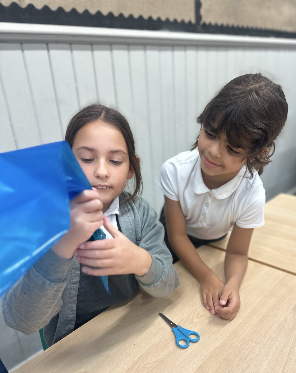 ManorParkSchSM1's tweet image. More pictures from today’s science workshop!🧫🥼 
#weareLEO #MPPAscience