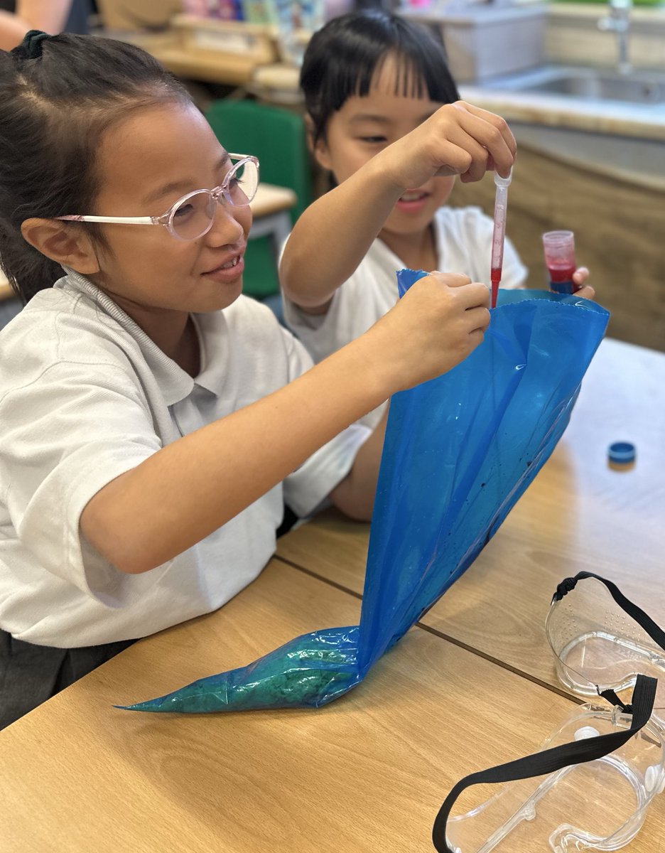 ManorParkSchSM1's tweet image. More pictures from today’s science workshop!🧫🥼 
#weareLEO #MPPAscience
