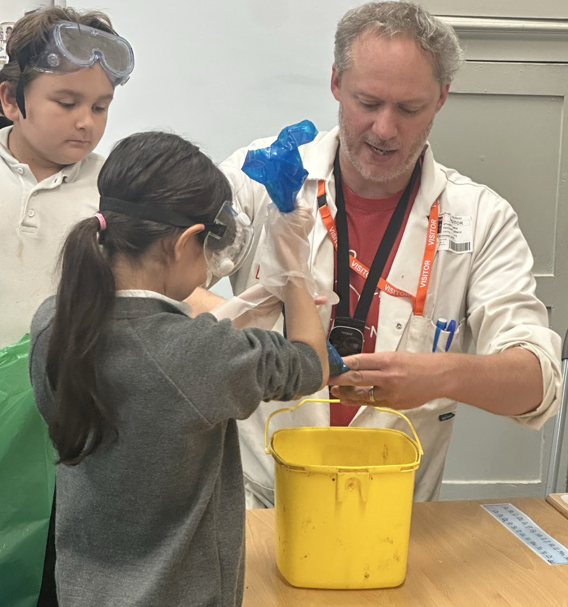 ManorParkSchSM1's tweet image. Year 4 Turquoise class explored the journey of food through the digestive system today! 🧫 Our hands-on science experiment helped us see how the body breaks down food step by step — a fun (and slightly gross!) way to learn biology in action! @FizzPopSciSW 
#weareLEO #MPPAscience