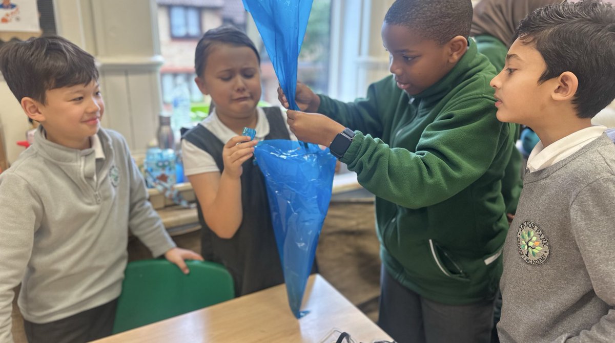 ManorParkSchSM1's tweet image. Year 4 Turquoise class explored the journey of food through the digestive system today! 🧫 Our hands-on science experiment helped us see how the body breaks down food step by step — a fun (and slightly gross!) way to learn biology in action! @FizzPopSciSW 
#weareLEO #MPPAscience