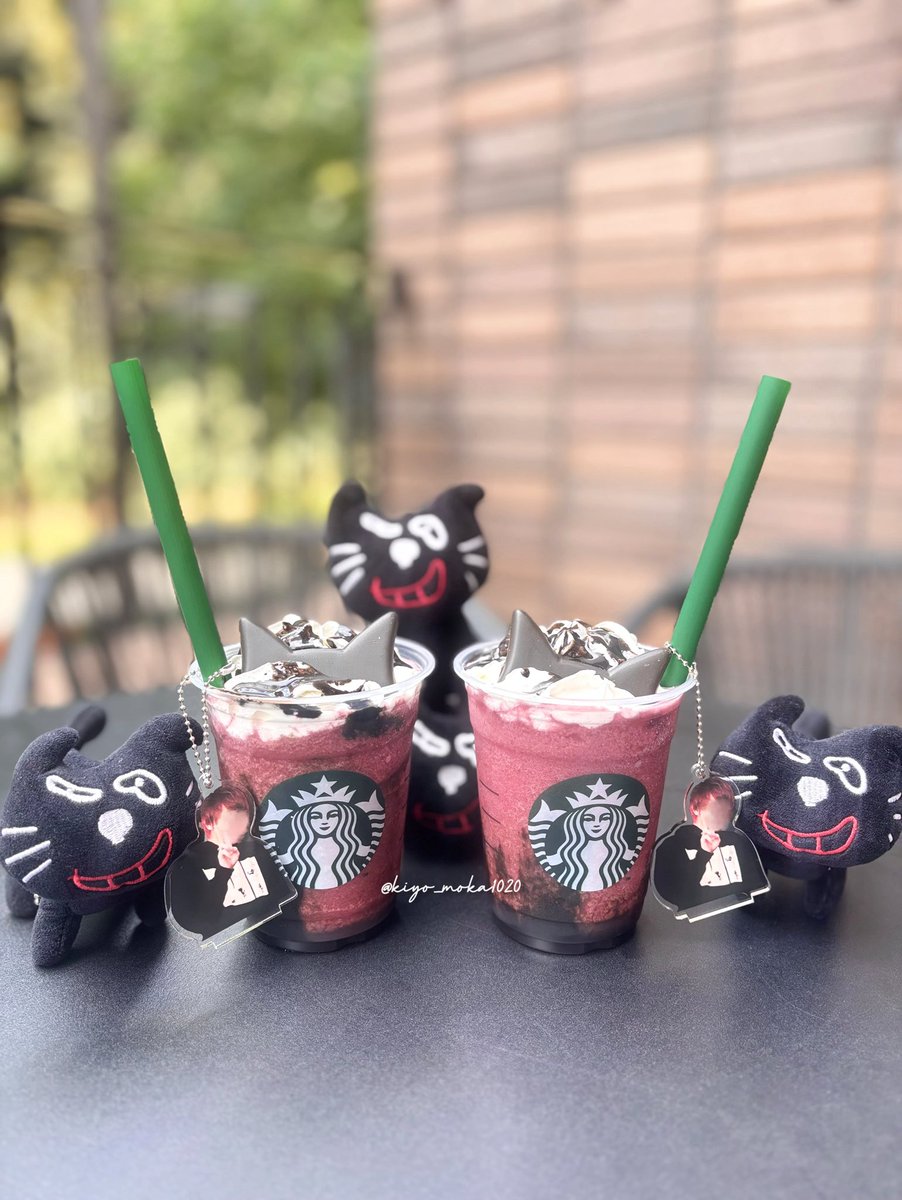 kiyo_moka1020's tweet image. ⠀
新作初日にキヨ猫たちと飲んできた ꕀ 🐈‍⬛♥️⟡.·

#アサイーベリーフラペチーノ 
#黒猫フラペチーノ