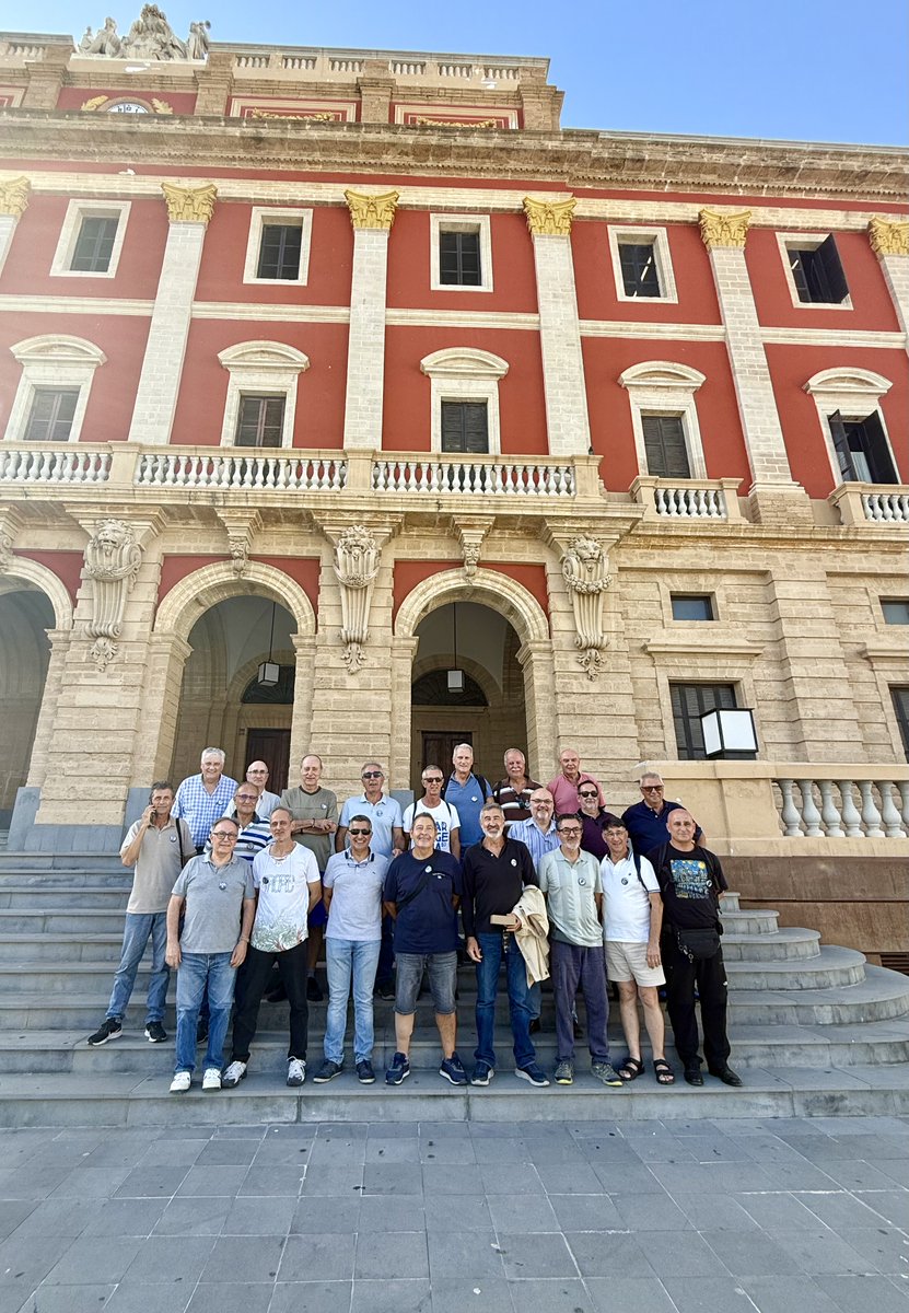 Desde que en 1769 nos convertimos en cabecera del Departamento Maritimo  #SanFernando ha contado con escuelas militares que han sido nexo de unión de personas de toda España🫂⚓️
Ésta semana nos visitó y recordó vivencias la Brigada de Sargentos de Complemento del 83. 🥰