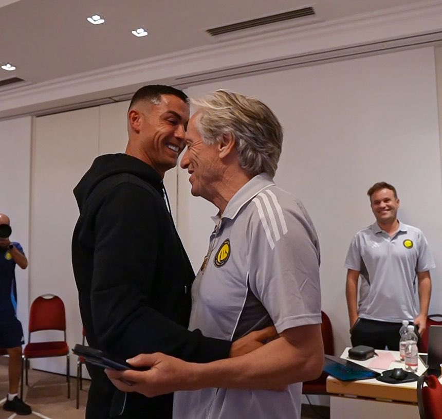 ActuCR7_'s tweet photo. 🚨🚨🎙️ | 𝗝𝗢𝗥𝗚𝗘 𝗝𝗘𝗦𝗨𝗦 𝗧𝗢𝗧𝗔𝗟𝗘𝗠𝗘𝗡𝗧 𝗔𝗗𝗠𝗜𝗥𝗔𝗧𝗜𝗙 𝗗𝗘 𝗖𝗥𝗜𝗦𝗧𝗜𝗔𝗡𝗢 𝗥𝗢𝗡𝗔𝗟𝗗𝗢 🐐 :

« Personne n’a vraiment conscience de ce que représente cet homme dans le monde.
Il est le drapeau du Portugal. 🇵🇹

On croit le connaître comme joueur, mais tant qu’on n’a pas travaillé avec lui, on ne le connaît pas vraiment.

À 40 ans, Cristiano est le 2e joueur le plus rapide de mon équipe,
et le 3e avec le plus de sprints au-dessus de 25 km/h.
C’est quelque chose de physiquement hors du commun.

En dehors du football, c’est un homme très intelligent, il comprend bien plus que le jeu.

Il n’a qu’un seul objectif.
Il connaît parfaitement son corps, et quand on fait des exercices très intenses,
il est toujours au maximum — mais il se blesse rarement, 
car il sait se contrôler, dans le jeu comme dans la vie. »