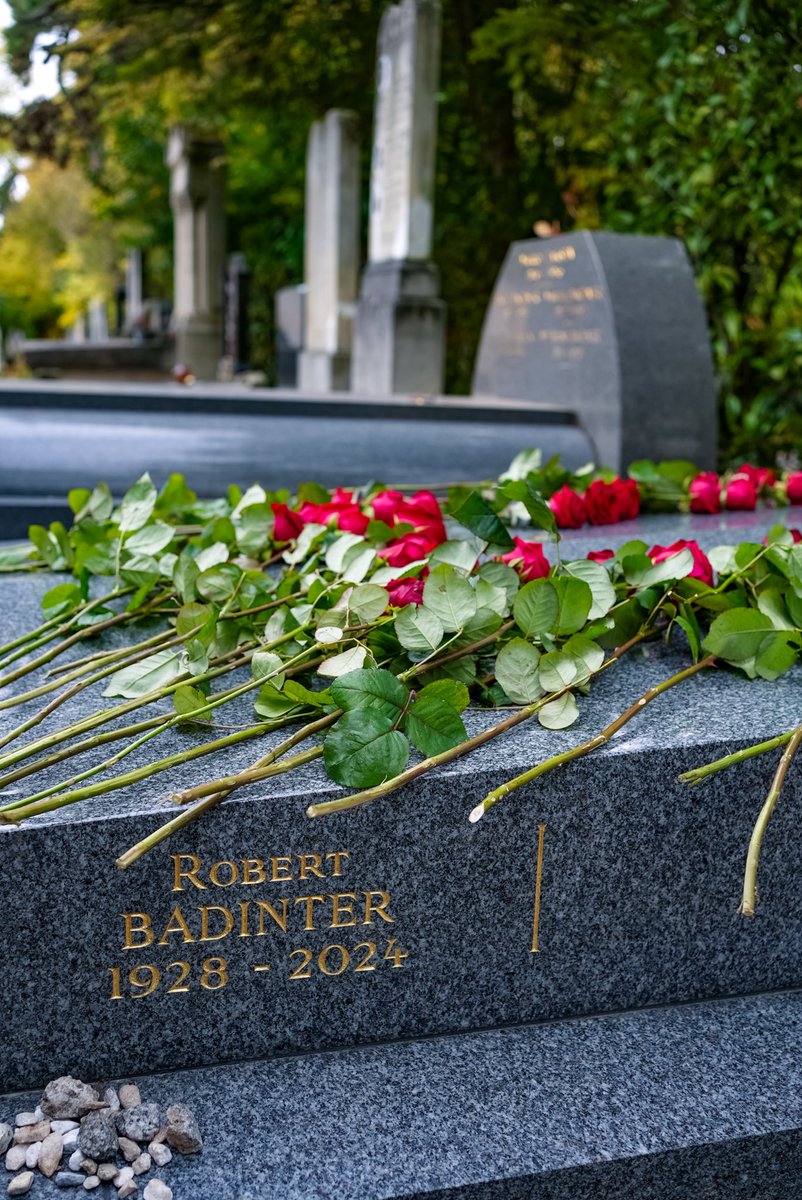 faureolivier's tweet photo. Hier la tombe de Robert Badinter a été profanée, ce matin avec Nadege Azzaz et des camarades des Hauts-de-Seine, nous sommes venus la fleurir et nous rappeler ensemble les grands combats de sa vie contre le racisme et l’antisémitisme, pour l’abolition de la peine de mort, pour la dépénalisation de l’homosexualité, pour la défense de l’État de droit. 

Chacun de nous a conscience que cet héritage politique est fragile et que sur chacun de ces sujets les combats restent entiers. Nous serons là.