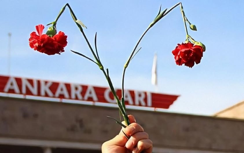 Bir kez daha söylüyorum: AKP bir terör örgütüdür! 23 yıldır yaşanan tüm patlamaların, katliamların sorumlusu AKP hükümeti ve onun başındakidir. Elebaşı ve çetesi, saltanatlarını sürdürmek; halkı sindirip ülkeyi soymaya devam edebilmek için öldürerek, zulmederek yol alıyorlar.