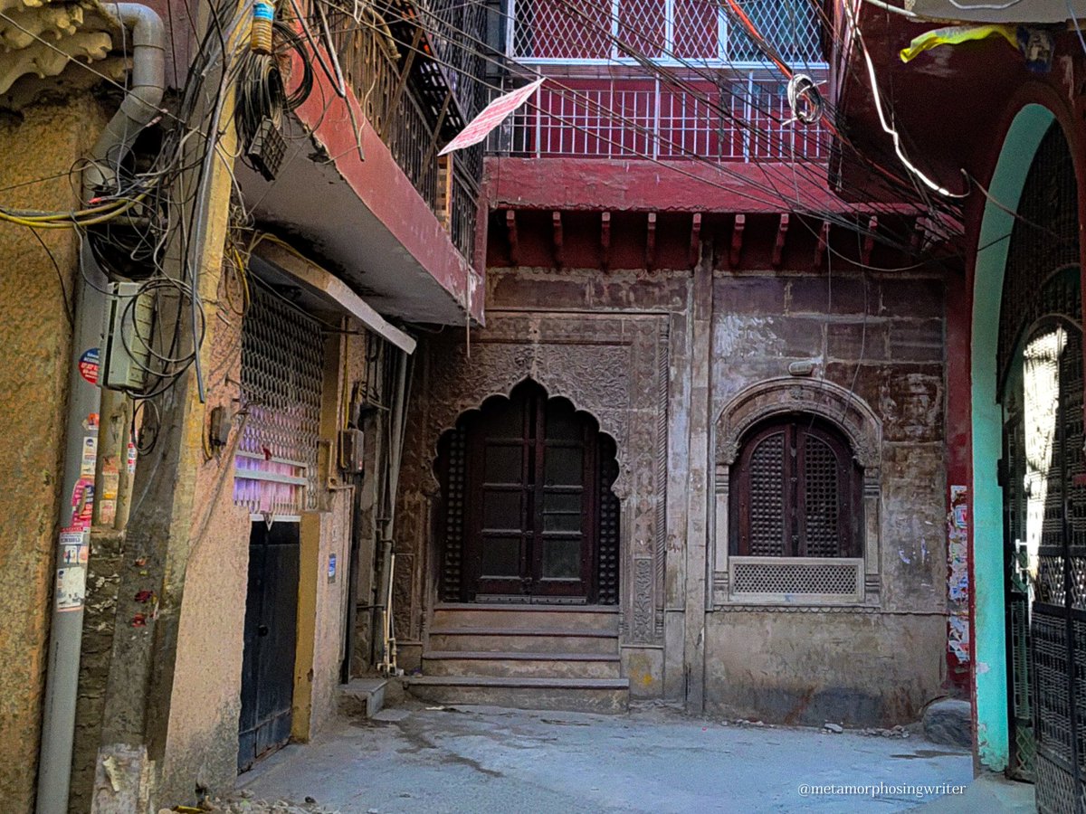 उजाले अपनी यादों के हमारे साथ रहने दो
न जाने किस गली में ज़िंदगी की शाम हो जाए
– बशीर बद्र