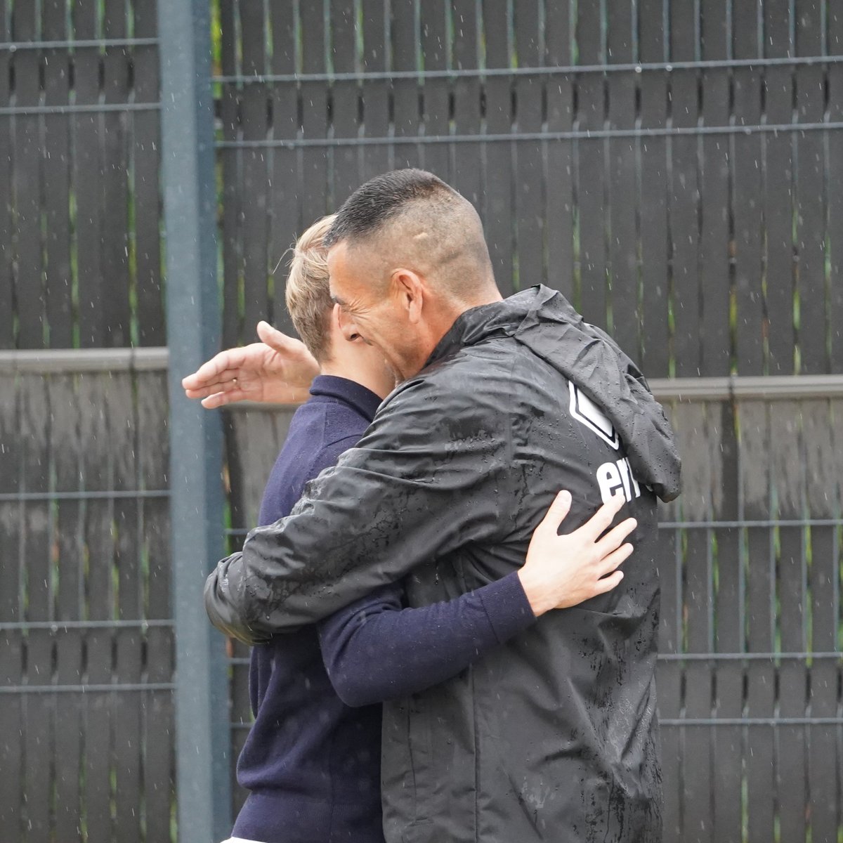 CDCastellon's tweet image. 🧙‍♂️🇳🇱 Hoy hemos tenido una visita muy especial 

Thomas van den Belt ha venido a la Ciudad Deportiva Globeenergy a ver el entrenamiento y reencontrarse con sus excompañeros 

¡Nos alegramos mucho de verte, Thomas! 

#PPO👂