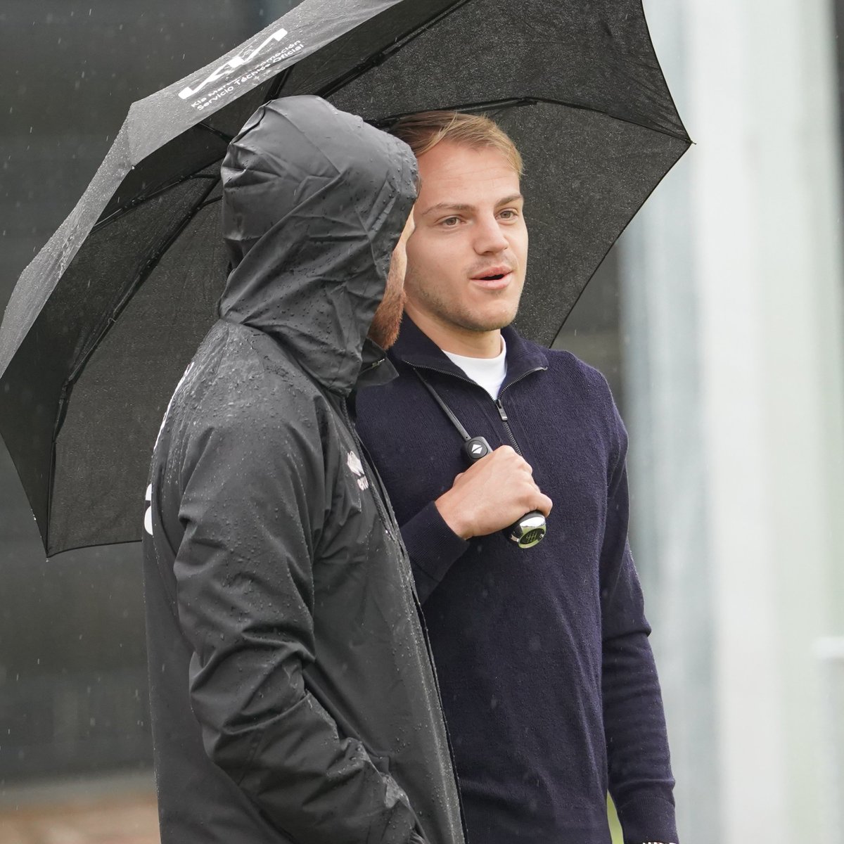 CDCastellon's tweet image. 🧙‍♂️🇳🇱 Hoy hemos tenido una visita muy especial 

Thomas van den Belt ha venido a la Ciudad Deportiva Globeenergy a ver el entrenamiento y reencontrarse con sus excompañeros 

¡Nos alegramos mucho de verte, Thomas! 

#PPO👂