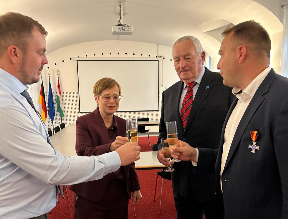 GERinHUN's tweet image. It was an honour to award the Bronze Cross of the 🇩🇪 War Graves Commission #VDK to István Hajdú and András Ádám Sass for their work in remembering soldiers and victims of two world wars &amp;amp; tyranny. VDK works for peace and reconciliation. Our heartfelt thanks to all  🇭🇺 volunteers!
